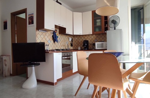 Costa Saracena-Castelluccio Apartment | La Rose sur la Mer Bivani with panoramic views of the Gulf of Catania and Etna.