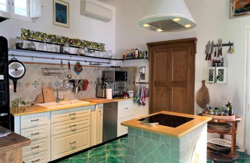 Malfa Villa | La Resilienza - Villetta Eoliana sul mare, in centro a Malfa