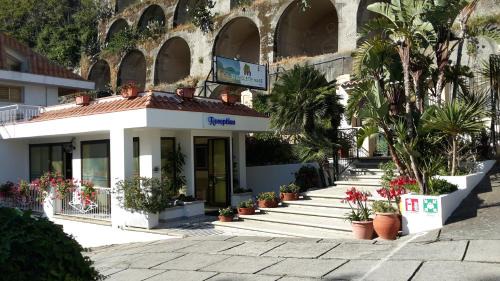 Tropea Apartment | Le Roccette Mare Beach Hotel & Restaurant