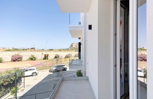 Santa Flavia Apartment | 'Levante' Apartment with Balcony, Wi-Fi and Air Conditioning
