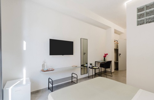 Marsala House | 'Levante' Room with Shared Garden, Wi-Fi and Air Conditioning