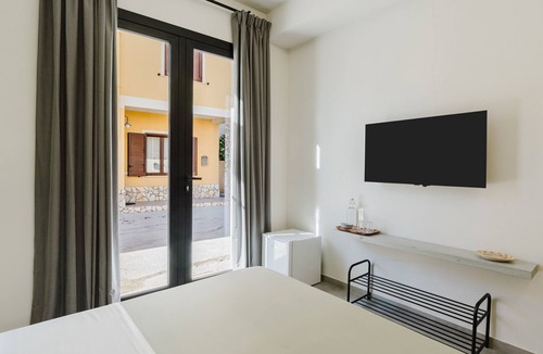 Marsala House | 'Levante' Room with Shared Garden, Wi-Fi and Air Conditioning
