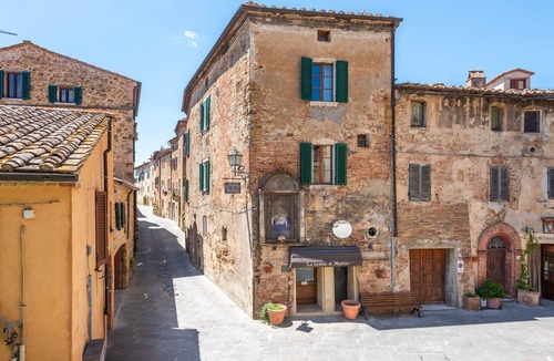 Montisi Apartment | Locanda di Montisi Contrada Room among the Hills of Montalcino