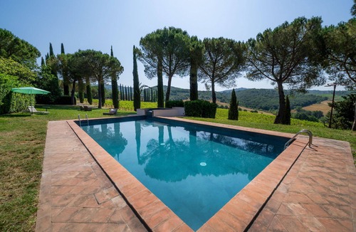 Tavarnelle Val di Pesa Villa | Lovely apartment in villa for 4 guests with pool, WIFI and TV, close to Greve In Chianti