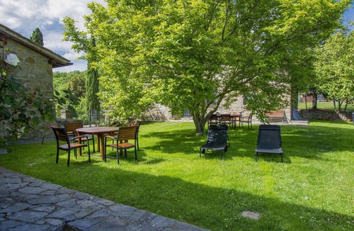 Loro Ciuffenna Villa | Lovely apartment in villa for 4 people with WIFI, pool