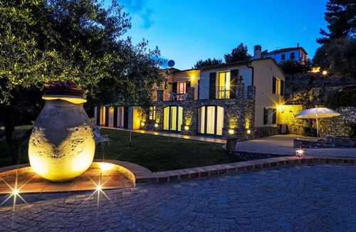 Costa dʼOneglia Villa | Lovely apartment in villa for 4 people with A/C, WIFI, TV, patio and pets allowed