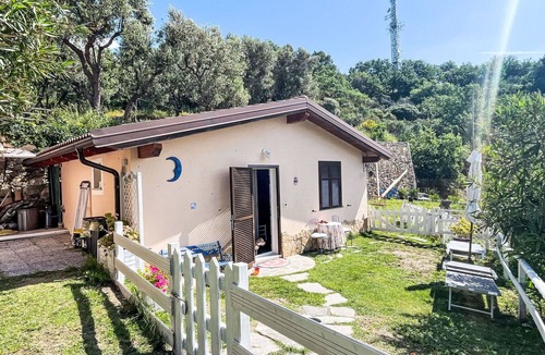 Finale Ligure Villa | Lovely apartment in villa for 4 guests with A/C, WIFI, terrace and pets allowed