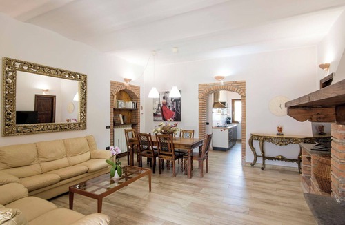 Montefiascone Villa | Lovely apartment in villa with hot tub, A/C, WIFI, pool, TV, patio, pets allowed and panoramic v.