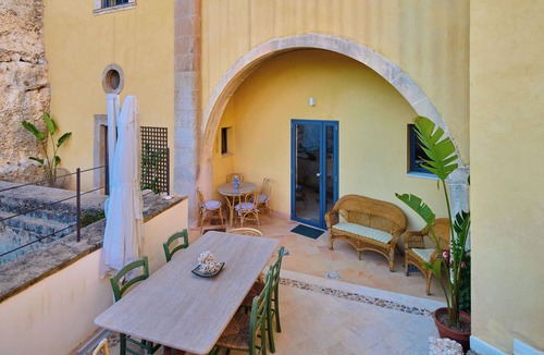 Grottasanta Villa | LTM GREENHOUSE Evocative historic home in the Latomia dei Cappuccini