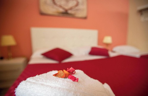 Borgo-Sanzio Bed & Breakfast | Luxury b&b Villa Bellini: residential oasis 5 minutes from downtown