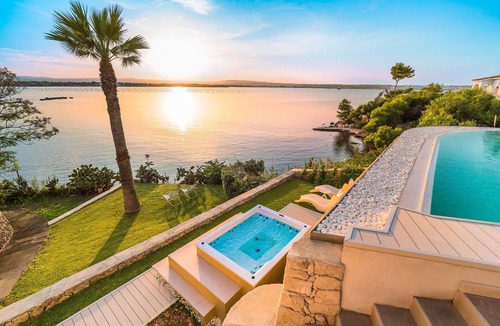 Syracuse Villa | Luxury villa with pool, Jacuzzi and direct access to the sea, Di Casa In Sicilia