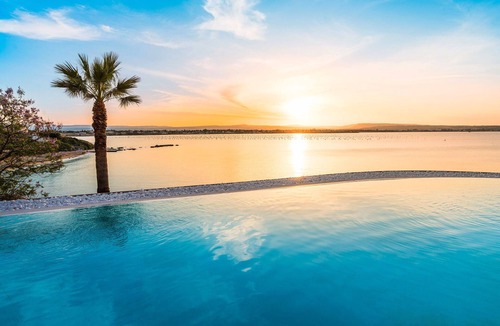 Syracuse Villa | Luxury villa with pool, Jacuzzi and direct access to the sea, Di Casa In Sicilia
