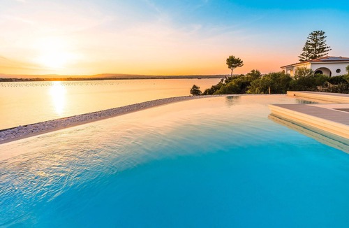 Syracuse Villa | Luxury villa with pool, Jacuzzi and direct access to the sea, Di Casa In Sicilia