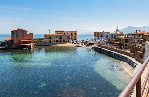 Porticello House | Manderino-Panoramasuite mit Park und Pool by Interhome