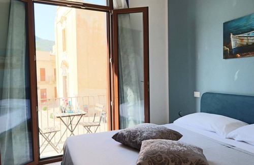 Favignana Apartment | MARETTIMO Superior Room with Balcony on the Square