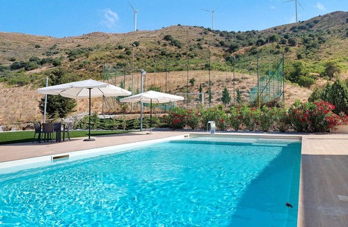 Caccamo Apartment | ‘Mariì’ Room at Sikania Agrirelais with Mountain View, Wi-Fi, and Air Conditioning