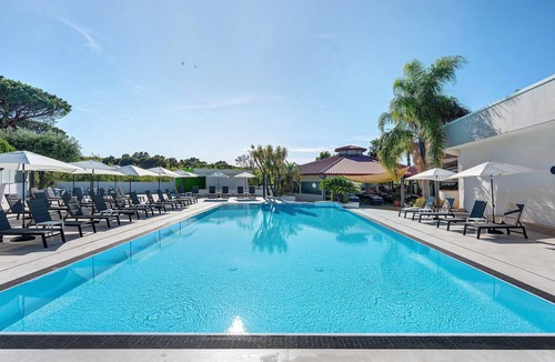 Laura Apartment | Marina Living Rooms - Basic Triple Room with Shared Pool, Wi-Fi & Air Conditioning
