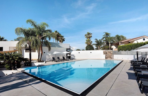 Laura Apartment | Marina Living Rooms - Basic Triple Room with Shared Pool, Wi-Fi & Air Conditioning