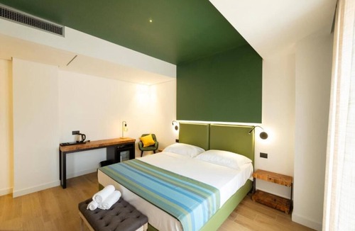 Briatico Apartment | Master bedroom with terrace