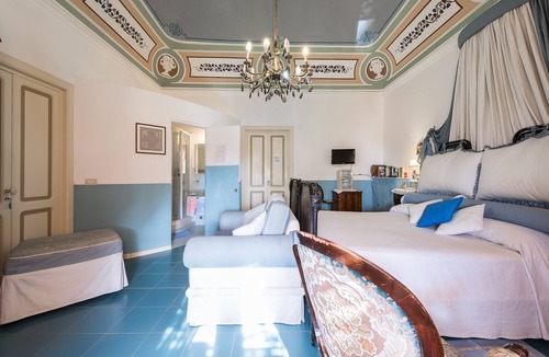 Leni Bed & Breakfast | Master bedroom in Salina B&B Villa Pittorino