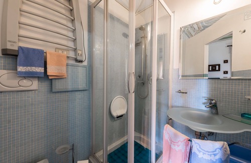 Leni Bed & Breakfast | Master bedroom in Salina B&B Villa Pittorino
