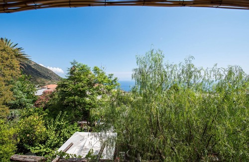 Leni Bed & Breakfast | Master bedroom in Salina B&B Villa Pittorino