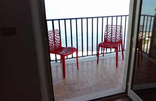 Cava dʼAliga Apartment | MAVI apartment 2 MIN WALKING DISTAN from the SEA, terrace with sea view.IDROMASS