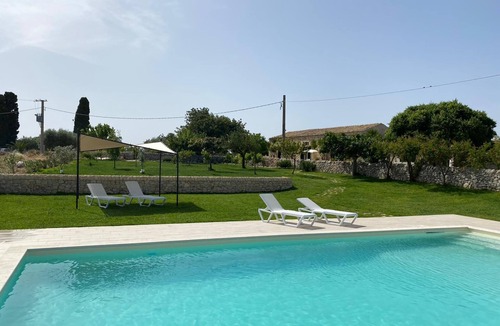 Rosolini House | Miccio - Independent apartment in a period farmhouse with swimming pool