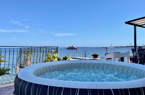 Giardini Naxos Apartment | Miriam Sea Front Apartment with SPA