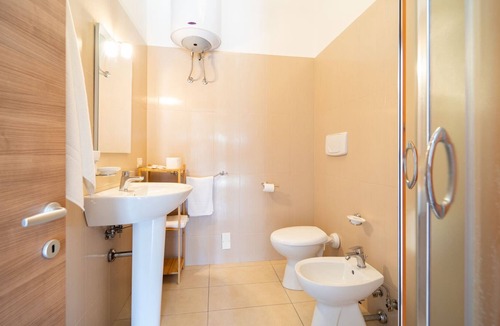 Strongoli Apartment | Modern apartment with private patio