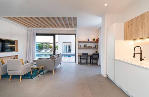 Carrozziere Villa | My Rental Homes - Villa La Isla with salt water private pool with whirlpool
