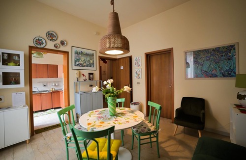 Vittoria Apartment | ‘Nero D’Avola’ Apartment with Balcony, Wi-Fi and Air Conditioning