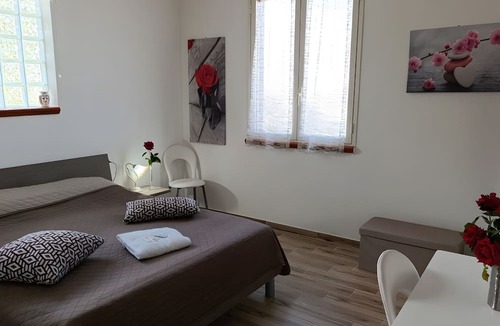 Villalba House | NEW LIFE Villalba Resort - Room '101' with Shared Terrace, Wi-Fi and Air Conditioning