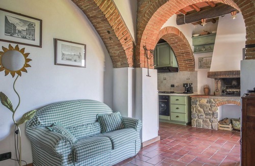 Montevarchi Villa | Nice apartment in villa for 4 guests with WIFI, pool, TV, patio and pets allowed