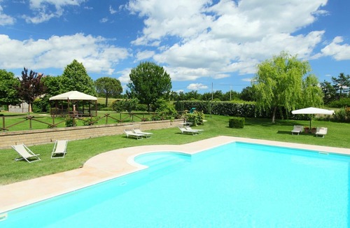Trevinano Villa | Nice apartment in villa for 4 people with WIFI, pool, TV, pets allowed and parking