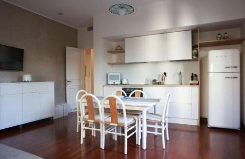 Grottasanta Apartment | Numeroquattro- Light blue appartamento in Villa con giardino e piscina
