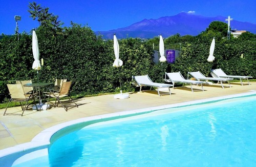 Santa Tecla Apartment | One-room apartment with terrace