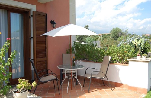 Santa Tecla Apartment | One-room apartment with terrace