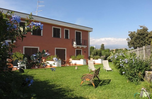 Santa Tecla Apartment | One-room apartment with terrace