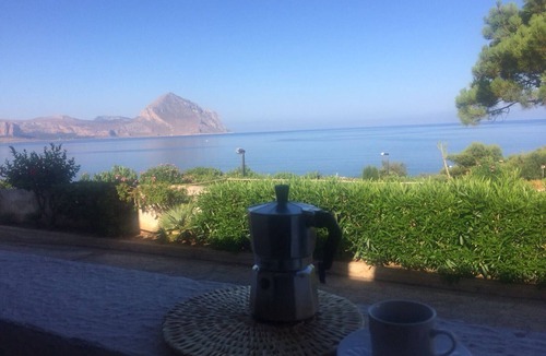 Macari House | Overlooking the rocky bay of Makari, walking distance from the sea