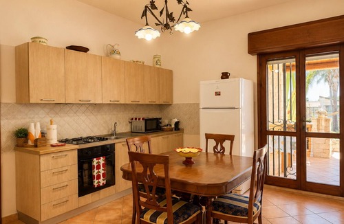 Cava dʼAliga Villa | Palm Garden Mediterranean Coastal Villa