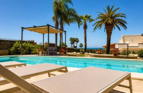 Cava dʼAliga Villa | Palm Garden Mediterranean Coastal Villa