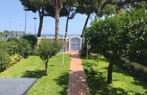 Patti Villa | POMEGRANATE VILLA ON THE SEA WITH GARDEN
