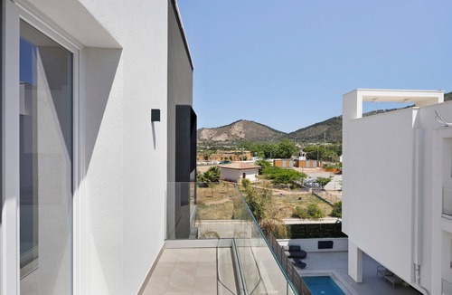 Porticello Apartment | 'Ponente' Apartment with Balcony, Wi-Fi and Air Conditioning