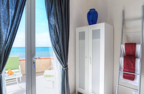 Cava dʼAliga House | Poseidon, Villa am Meer mit Panoramaterrasse by Interhome
