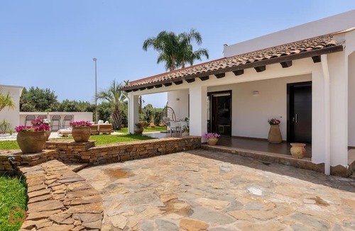 Partinico Villa | Posh villa with pool & jacuzzi