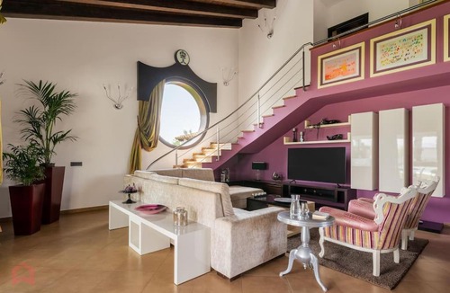 Partinico Villa | Posh villa with pool & jacuzzi