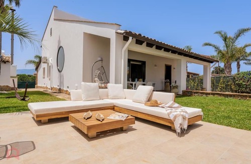 Partinico Villa | Posh villa with pool & jacuzzi