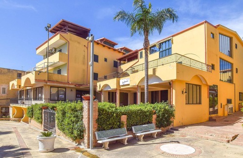 Le Castella Apartment | Practical vacation apartment just a few steps from the beach, in the heart of Le Castella.