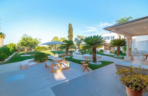Syracuse Villa | Prestigious detached villa with heated outdoor pool and spa